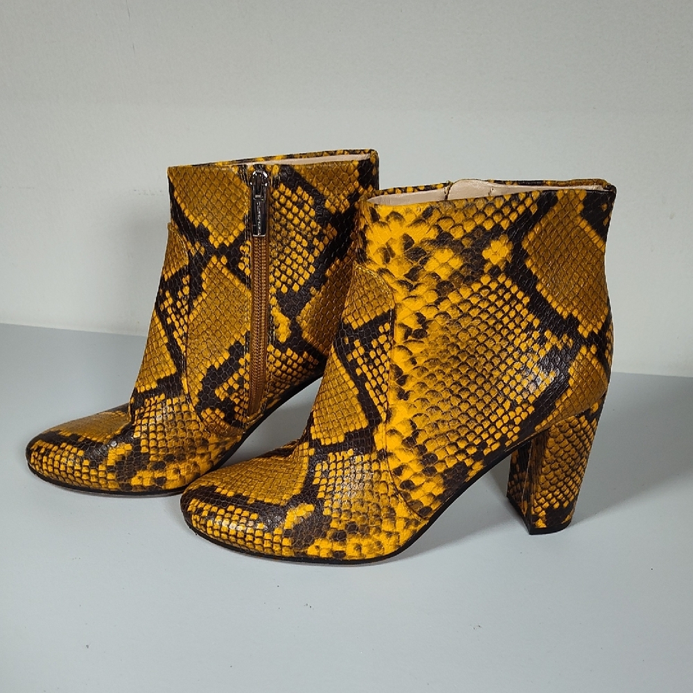 Vince‎ Camuto Sanstan python snakeskin print yellow ankle boots 7